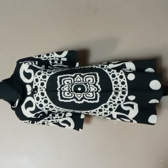 Mechant Sweaters - Méchant Black and White Patterned Pull Over Sweater w Front Design Button S